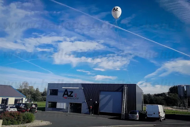 ballon hélium montgolfière au dessus d'une entreprise