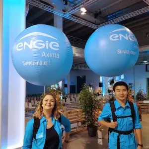 ballon sac à dos bleu engie en intérieur