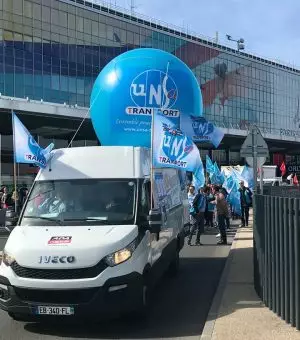 montgolfière publicitaire hélium sur un camion de UNSA transport