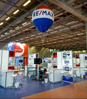 montgolfière publicitaire hélium remax intérieur salon