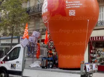 montgolfière publicitaire auto-ventilée ou montgolfiere ventilée pendant manifestation à Paris en novembre 2017