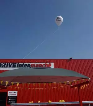 montgolfière publicitaire hélium sur le toit de intermarché drive